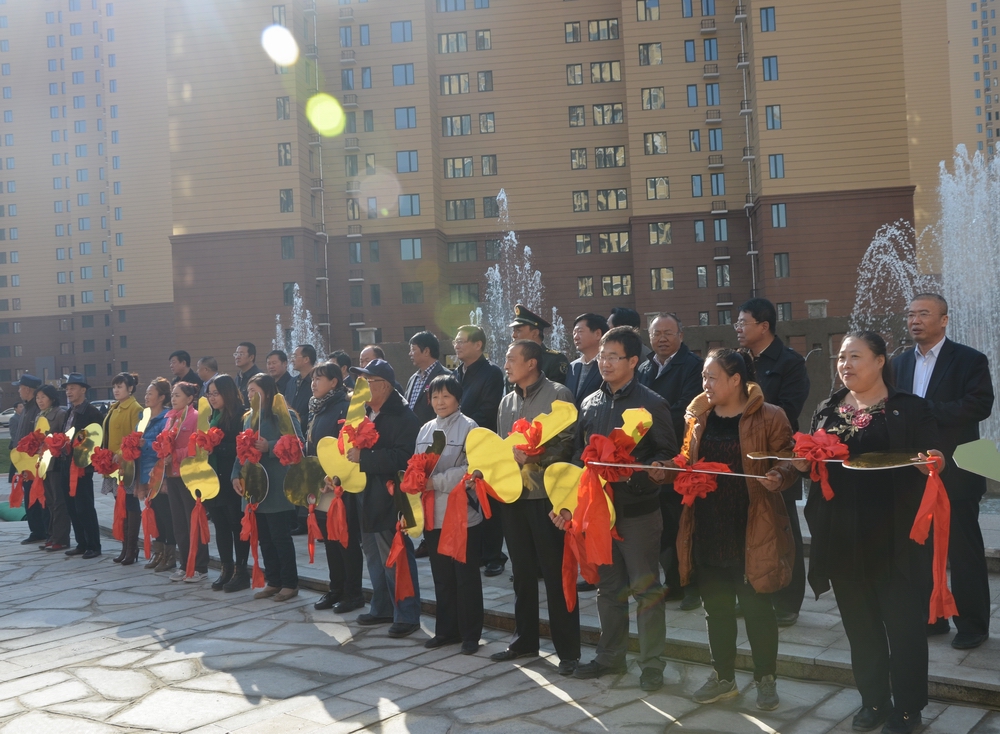 2013年10月25日，城發(fā)公司承建的呼市首個(gè)公租房小區(qū)——康居家園公租房交付使用。申請(qǐng)到公租房的百姓代表領(lǐng)了鑰匙。.JPG